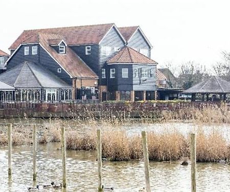 Oyster Fleet Hotel Canvey Island Экстерьер фото